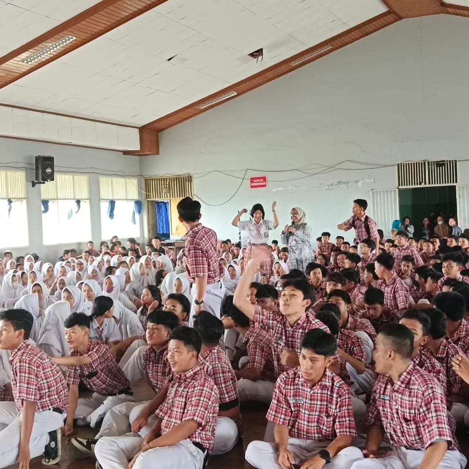 Apa yang bisa dilakukan guru untuk mengembangkan Growth Mindset :
Puji setiap usaha yang dilakukan siswa,
Bantu siswa untuk menetapkan tujuannya,
Ciptakan lingkungan pembelajaran yang aman bagi siswa untuk belajar "Say No To Bullying".